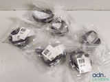 six bagages posés sur une table recouverte d'un film plastique