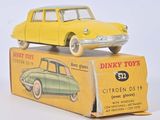 une petite voiture jaune posée sur une boîte