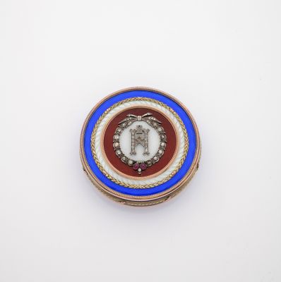 un gros plan sur une broche aux couleurs rouge, blanc et bleu