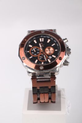 un gros plan d'une montre sur un présentoir