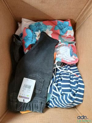 une boîte en carton remplie de vêtements et d'une étiquette