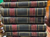des livres empilés les uns sur les autres sur une table dans une pièce