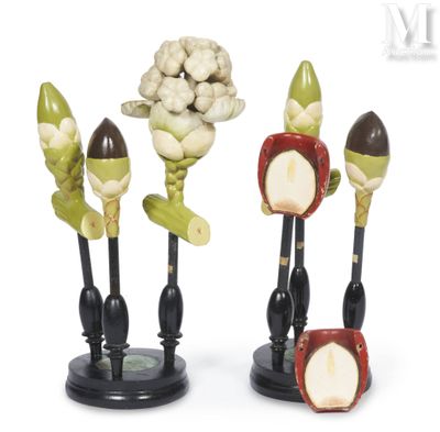 trois figurines représentant différents fruits et légumes exposées