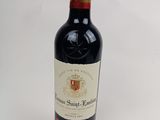 une bouteille de vin posée sur une table