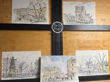 quatre tableaux posés sur le rebord de la fenêtre d'un immeuble