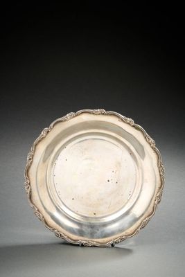 une assiette en argent avec un motif décoratif sur le bord