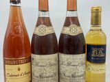 quatre bouteilles de vin sont alignées sur une table