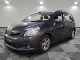 une photo d'une Toyota Sienna grise garée dans un garage