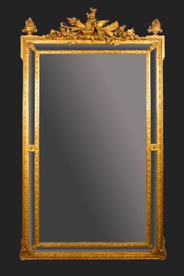Important miroir à parecloses en bois sculpté doré, le front…