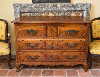 deux chaises et une commode dans une pièce
