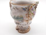 un vase blanc orné d'un motif floral