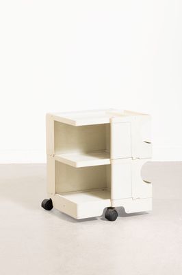 une photo d'une petite armoire blanche sur roulettes