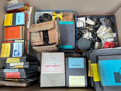 une boîte remplie de livres et d'autres objets qui s'y trouvent