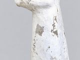 sculpture en béton représentant une main tenant quelque chose dans sa paume