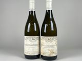 deux bouteilles de vin posées l'une à côté de l'autre sur une table