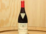 une bouteille de vin posée sur un tonneau