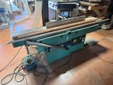 une machine posée sur une table dans une pièce