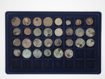 30 différentes pièces anciennes en bronze ou métal. - Photo 1