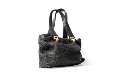 un sac à main noir avec des anses dorées sur fond blanc