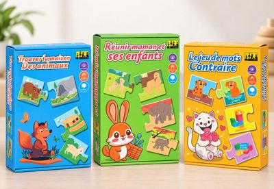 Trois puzzles pour enfants sont posés sur une table, devant une plante en pot.