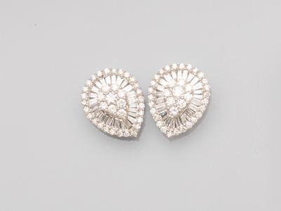 une paire de boucles d'oreilles en diamant