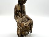 l'image d'une statue de femme assise sur une chaise