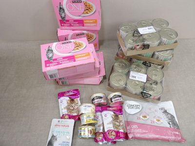 beaucoup de nourriture qui traîne par terre