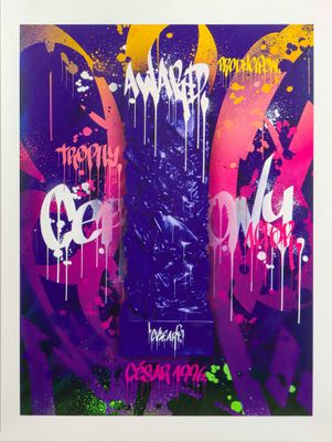 une image représentant une affiche violette et bleue sur laquelle figurent des graffitis