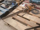 une photo d'une palette en bois sur laquelle est posée une scie