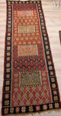 Ensemble de deux tapis kilims On y joint un porte-manteau pe…
