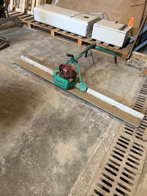 une machine posée sur une palette dans une pièce