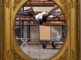 un homme en train de réaliser une figure en skateboard devant un miroir