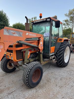 une photo d'un tracteur garé sur un parking