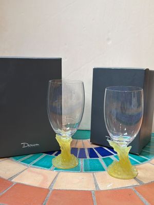 deux verres à vin posés sur une table, avec une boîte en arrière-plan