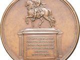 médaille de bronze représentant un homme à cheval sur un socle