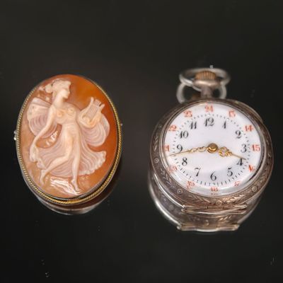 deux montres assises l'une à côté de l'autre sur une table
