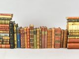plusieurs livres empilés sur une table