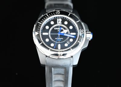 CHANEL. Montre J12 Marine, boitier rond, cadran marine, lune…