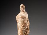 une image représentant une statue d'une femme portant un voile sur la tête