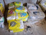 de nombreux paquets de papier toilette et du papier toilette par terre