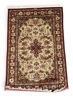 un tapis rouge et beige orné d'un motif floral