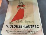 un rouleau de papier toilette posé sur une table à côté d'un autre rouleau de papier toilette