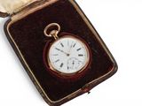 une petite boîte contenant une montre de poche