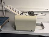 une machine posée sur un bureau dans une pièce