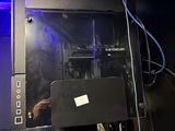 un ordinateur portable posé sur un bureau noir