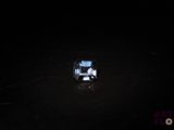 l'image d'un cristal carré dans l'obscurité
