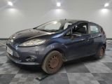 une photo d'une petite voiture bleue dans un garage
