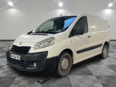 la photo d'une camionnette blanche garée dans un garage