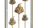 une vitrine en verre contenant un bouquet de fleurs