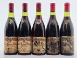 quatre bouteilles de vin sont alignées sur une table